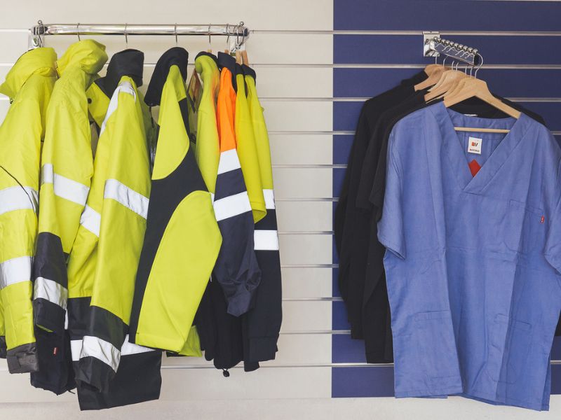 Porqué se debe usar ropa laboral